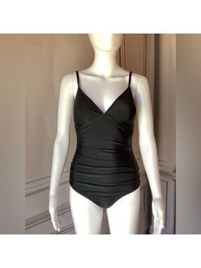 **CUPSHE** Women's One Piece Swimsuit Tummy Control V Neck Black XS L